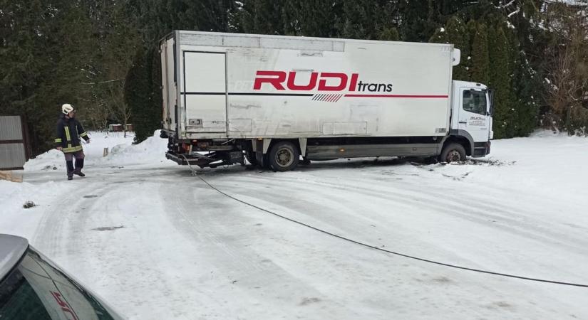 Teherautót kellett menteni a zalai településen