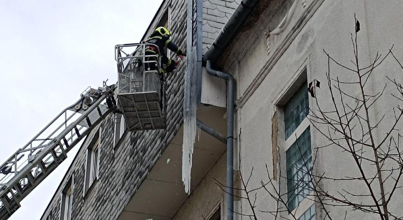 Életveszélyes jégcsapok lógnak a járókelők feje felett – azonnal léptek a szakemberek Kaposváron