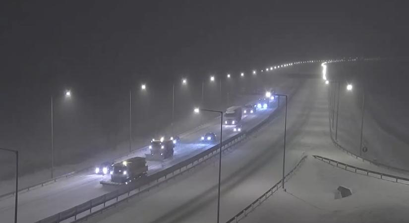 Hókotrókat előzgettek az autópályán, nagy koccanás lett a vége – videó