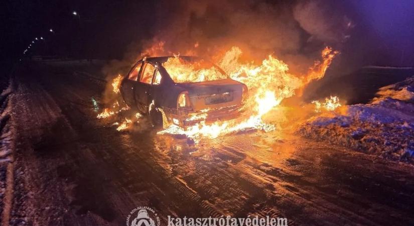 Sokkoló képeken a Mezőhegyesen lángoló autó