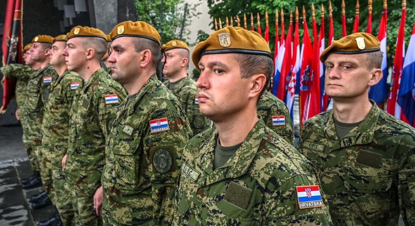 Több mint ezer fiatal férfi kapta meg a behívót – és örülnek