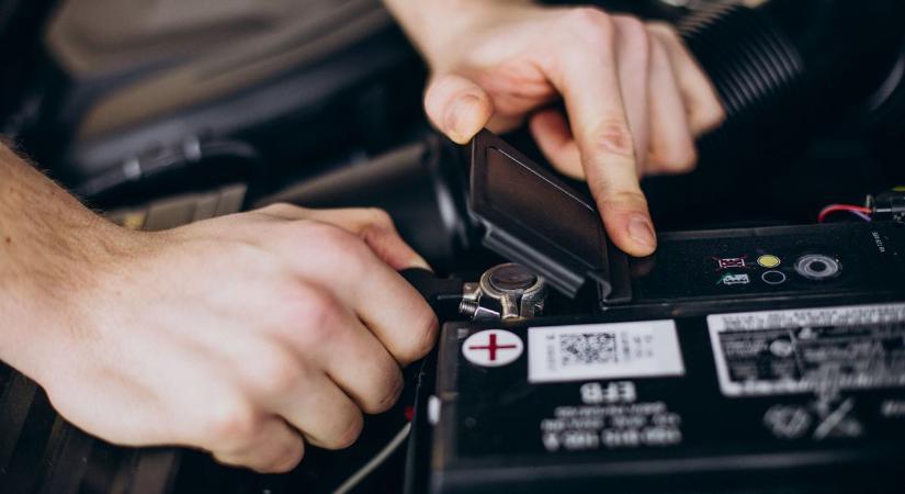 Ezt tegyük, ha lemerült vagy tönkrement az autó akkumulátora a téli fagyban – video
