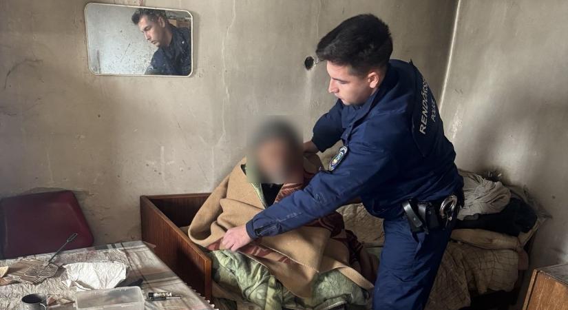 Majdnem kihűlt a az idős férfi az otthonában, életet mentettek a taszári rendőrök