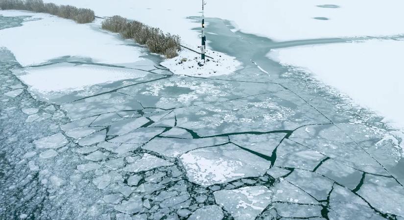 Szenzációs képek a befagyott Balatonról - mint egy Disney-mese
