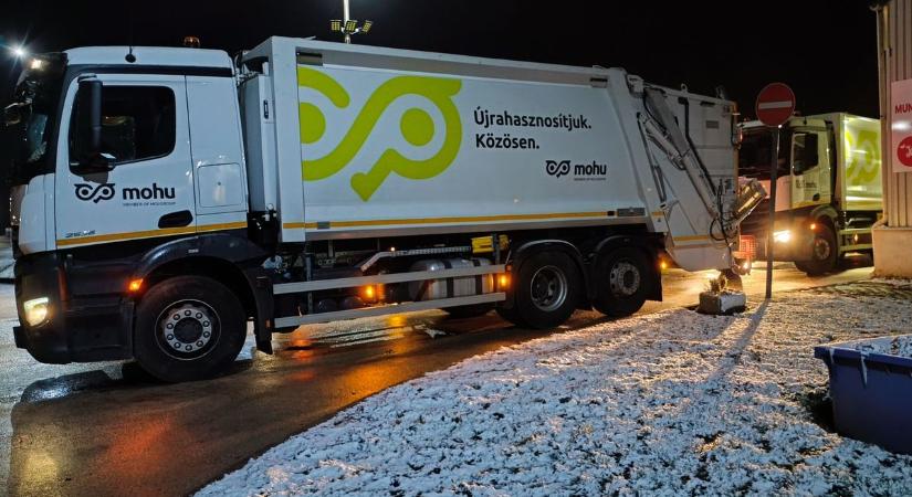 A kukásautók hóban, fagyban is érkeznek a kukák ürítésére - videó