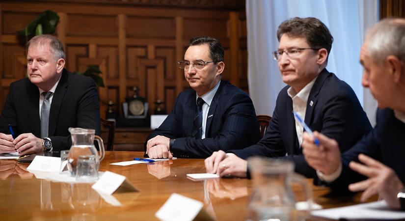 Debrecen polgármestere is ott ült a miniszter tárgyalóasztalánál