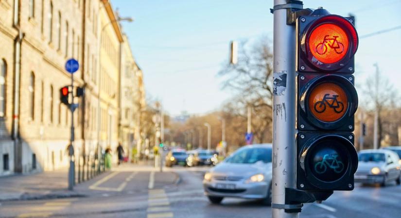 Itt a pontos dátum! Kiderült, mikor mutatják be az új KRESZ-t