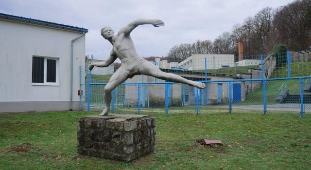 Kossuth-díjas művészek alkották a KBSK pályáját ma is örző szobrokat