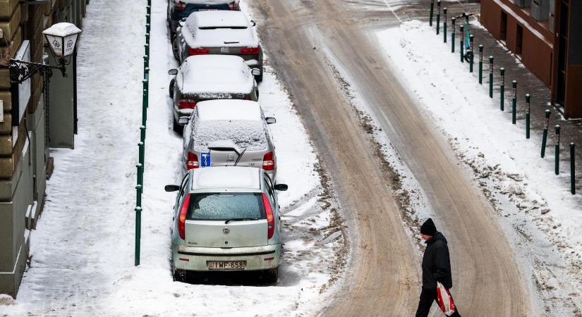Egyre többen csúsznak el a jeges időben, a kórházak műtéteket is elhalaszthatnak