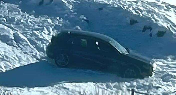 Öreg hibába estek bele a turisták, autójukkal a sípályán rekedtek