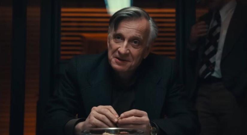 Mácsai Pál mogyoróval hajigálja a Sárkányok Anyját a nálunk forgatott kémsorozatban – videó