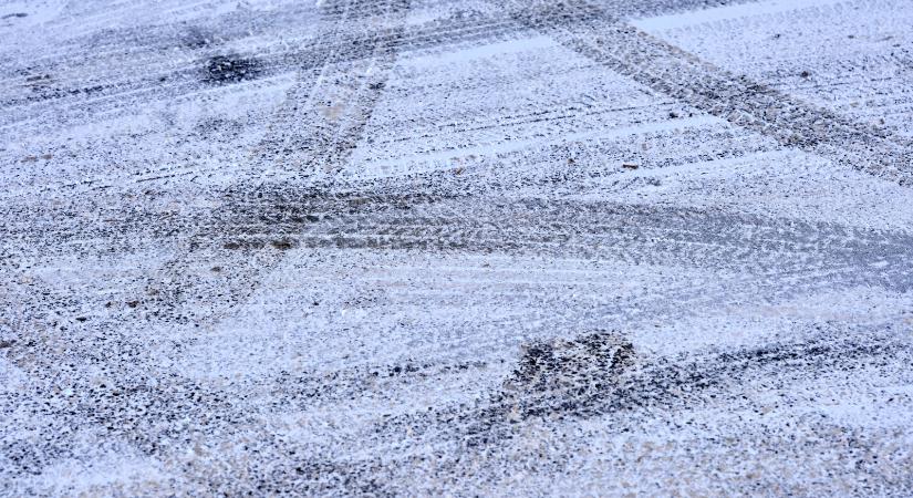 Tornateremben éjszakáztak az autósok, mert a hó miatt nem tudtak továbbmenni