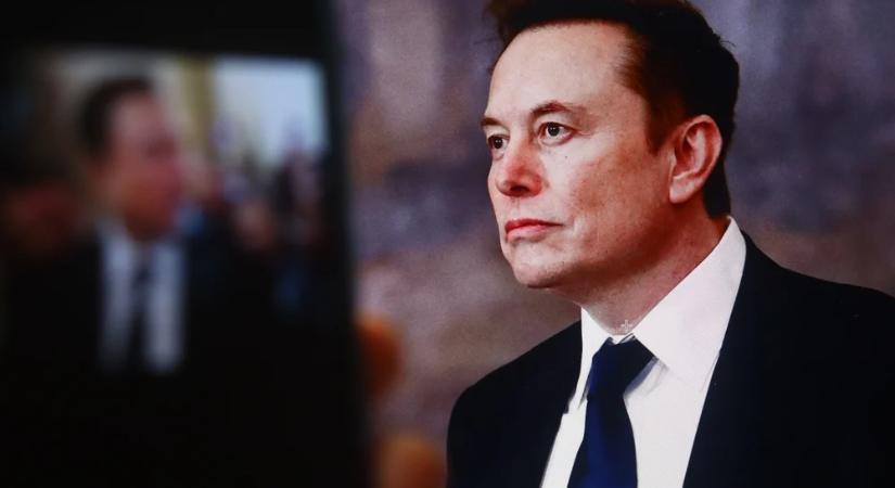Kisfiáért küzd Elon Musk: nemátalakító műtéttől félti