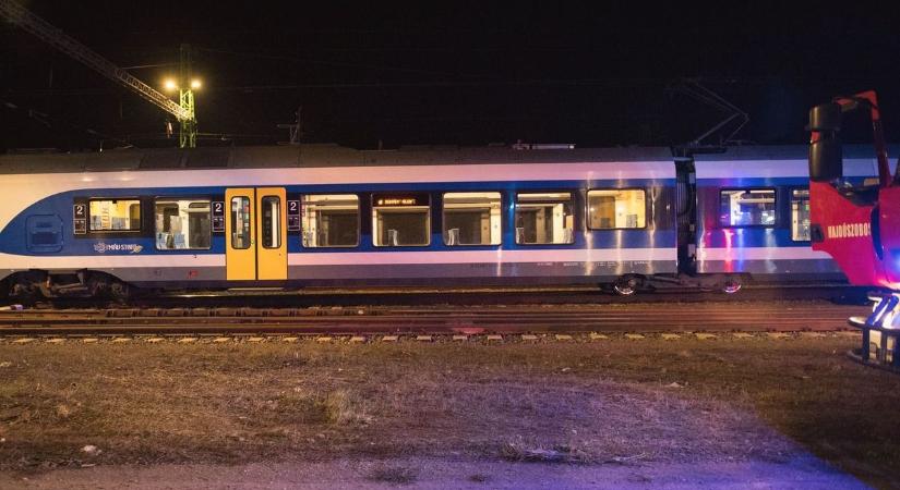 Személyvonattal ütközött össze egy kisteherautó Mezőtárkányban