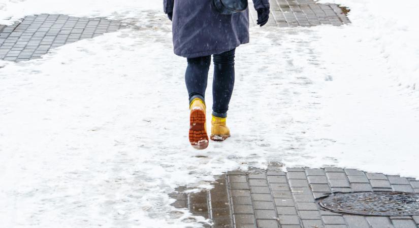 Lefagyott a járda? Ez a mozdulat kivédi, hogy eless rajta, ha megcsúsztál
