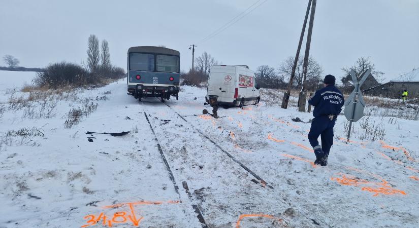 Vonat és teherautó ütközött Mezőtárkánynál, mentőhelikopter is érkezett
