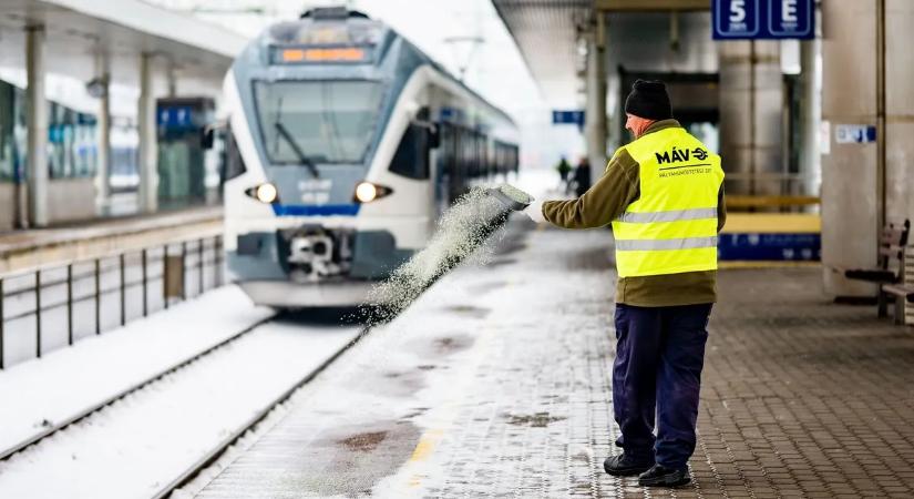 Lázár János: Jelentősen csökkent a buszok késése, latyak váltja fel az ónos esőt