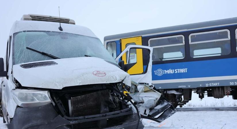 Mentőhelikopter érkezett a mezőtárkányi vasúti baleset sérültjéért  fotók, videó