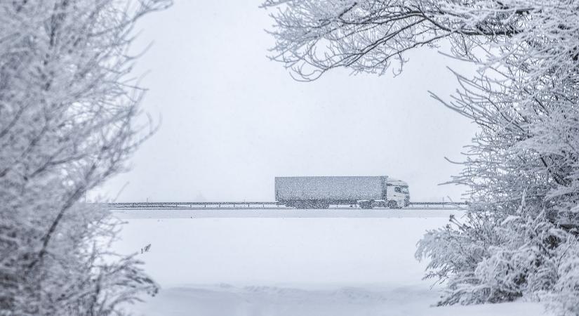Megszólalt Lázár János: országszerte latyakosak az utak, kilenc települést nem tud megközelíteni buszjárat