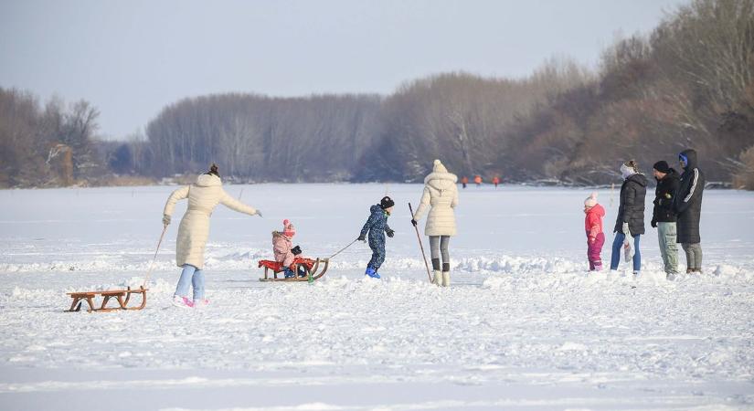 Befagyott a holtág, korcsolyázók jelentek meg Tolnán a jégen (videó és képgaléria)