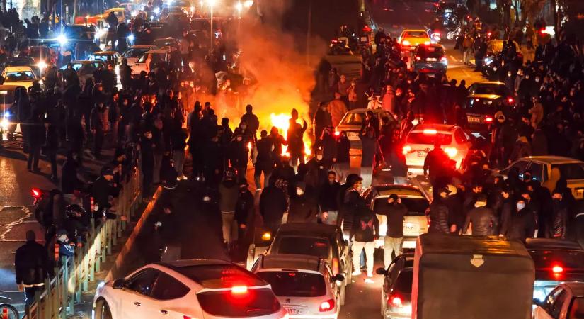 Káosz Iránban: egyre több ország állampolgára kénytelen elhagyni az országot