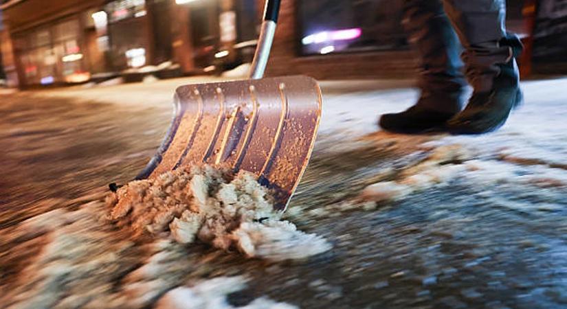 Életveszélyes hólapátolás: kétszer annyi a szívinfarktus, mint máskor