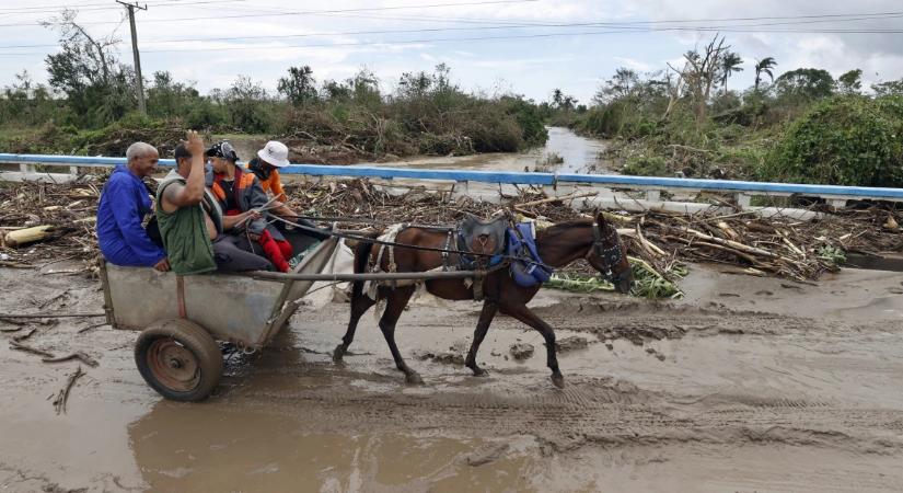 Egyre közelebb a teljes összeomlás, Trump pedig súlyos csapatot mért Kubára