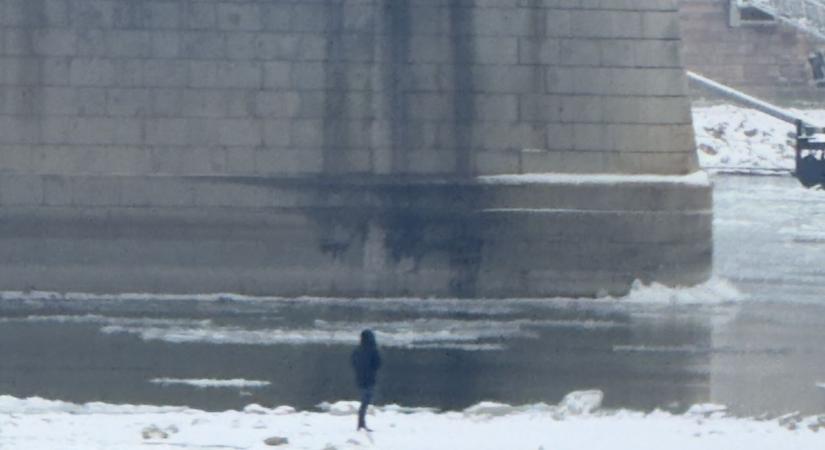 A Duna közepén ácsorgó embert láttak a Margit híd alatt