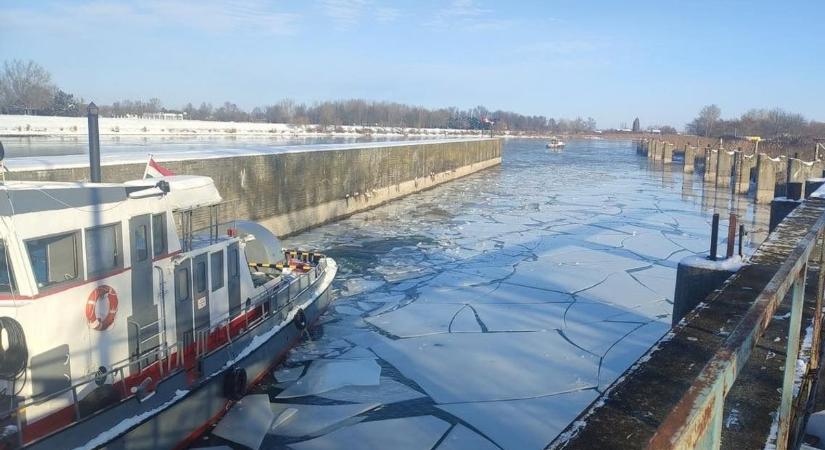 A tél rátette a kezét a Tisza-tóra, jégtörők nyitottak utat Kiskörénél – videóval