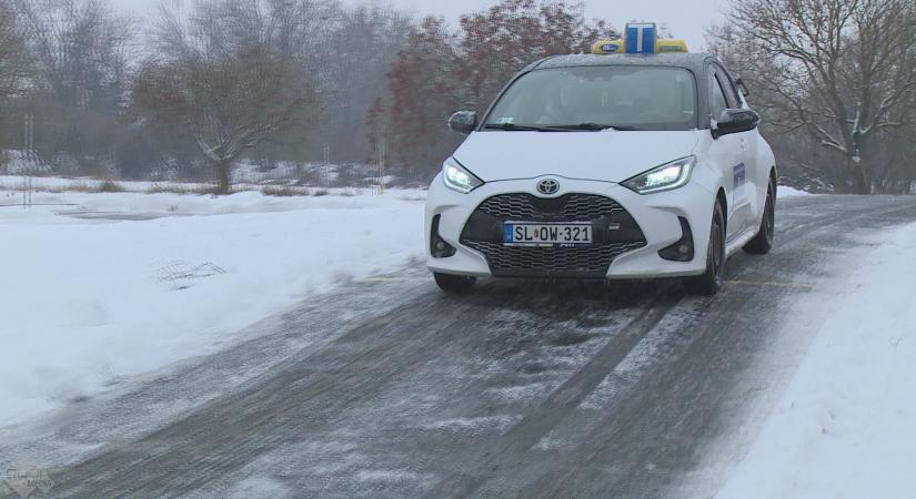 Megtanít uralkodni az autón a tél? – vezetéstechnikai tanácsok havazás idején