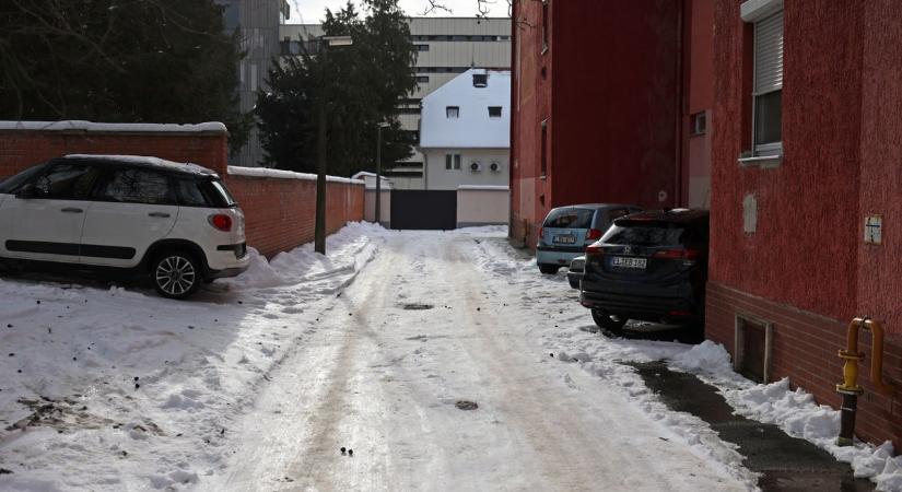 Jégpáncél a parkolókban és a meredek utcákon, alattomos jégfoltok nehezítik a közlekedést