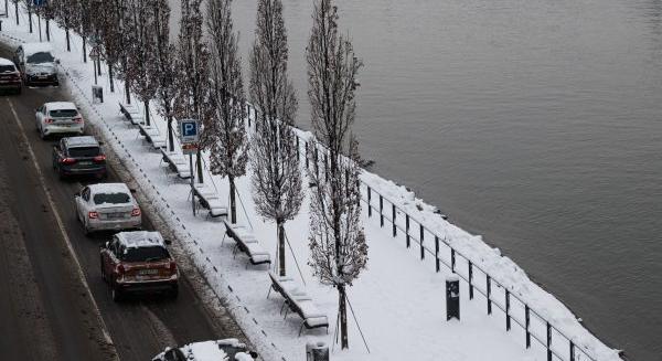 Rejtélyes sétálót fotóztak a Dunán, aki aztán eltűnt a jégről