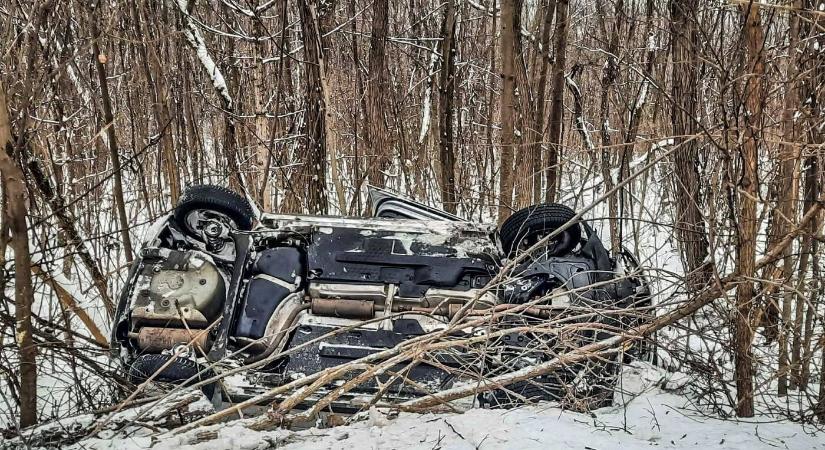 Várandós sofőr csúszott ki az útról Királyhelmecnél, vele utazott hároméves gyereke is