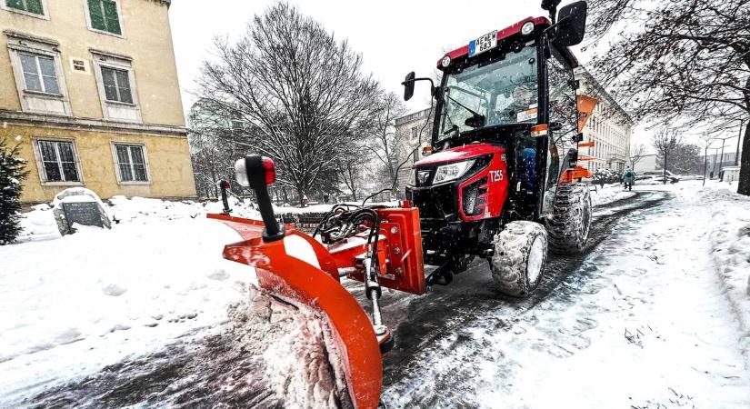Eget rengető hó, fagy és ónos eső sújtja az országot – képeken a brutális téli időjárás
