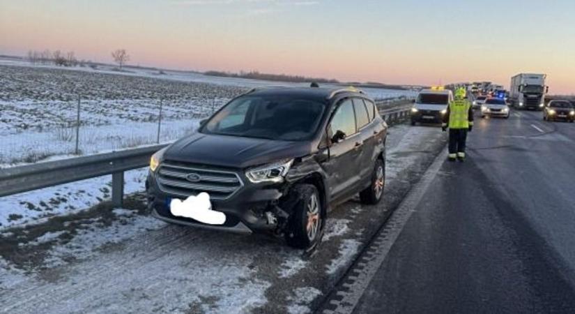 Két autó karambolozott az M86-oson - olaj folyt az útra, tűzoltókat is riasztottak a helyszínre