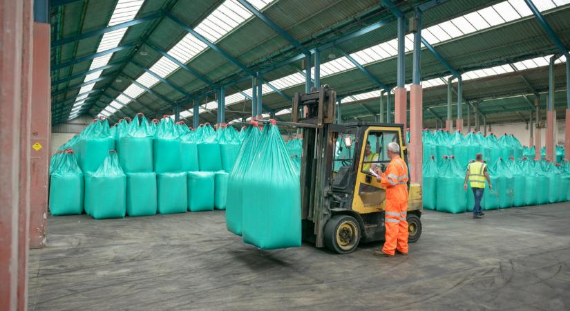 Ez erős: több száz dolgozót elküld a nagy műtrágyagyár