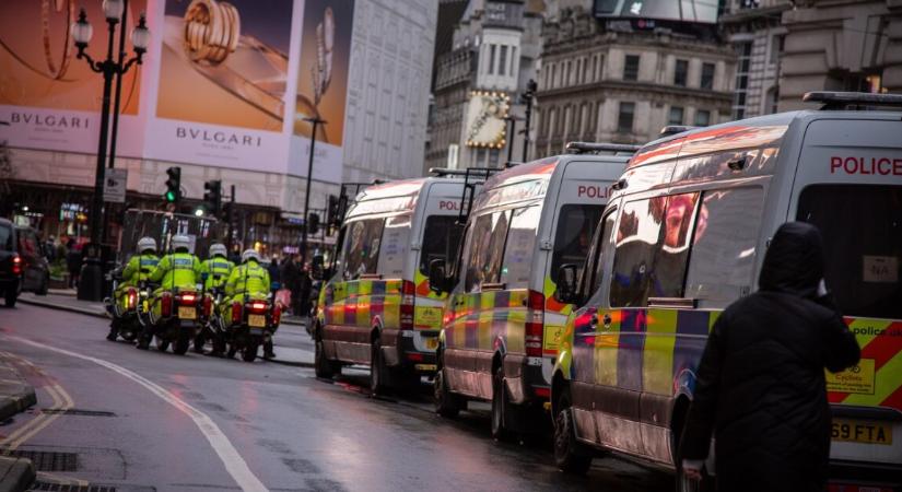 Halálra szúrtak az utcán egy tinédzsert, megindult a hajtóvadászat a gyilkos után