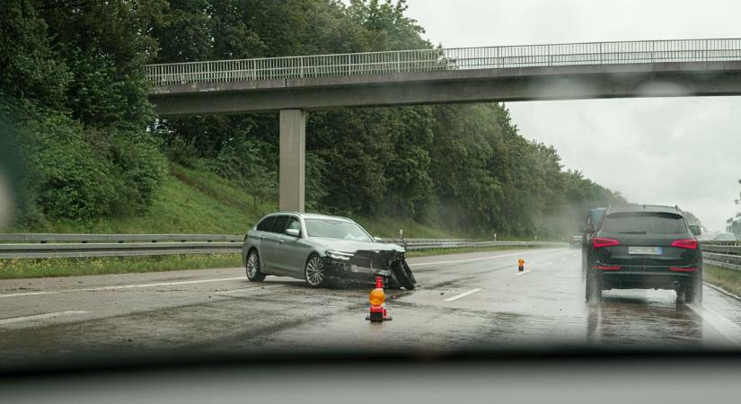 Baleset bénítja az M6-os forgalmát, mentőket riasztottak