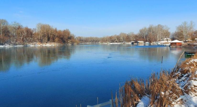 A hideg nem viccel, jégpáncél borítja a folyót, így néz ki most Tiszafürednél