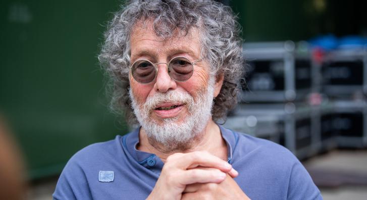 Letarolta a Facebookot Presser Gábor fotója, aki több mint 50 év után megkapta az LGT betiltott aranylemezét