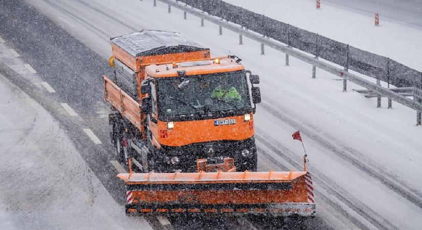 Hókotró konvojt előztek: az ész megállt az M30-ason – videón a türelmetlenség