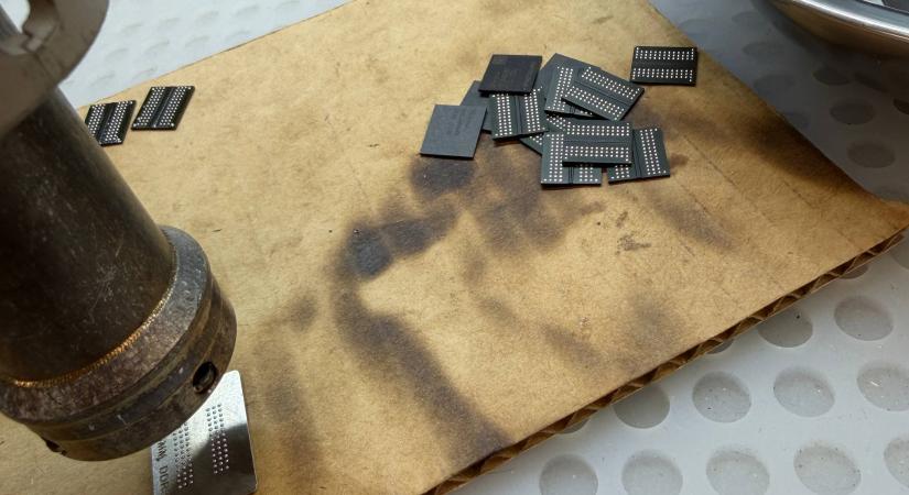 Egy orosz modder DDR5-ös So-DIMM modulokból készített asztali memóriamodult – Így próbált spórolni