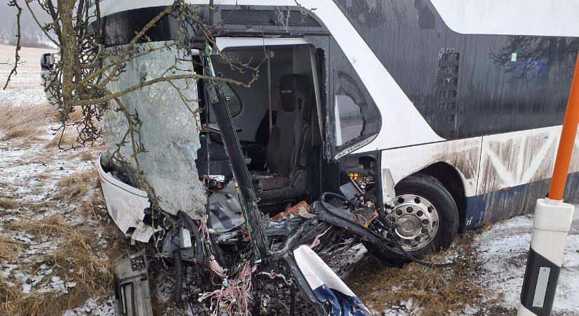 Két személyautó és egy autóbusz ütközött, többen megsérültek