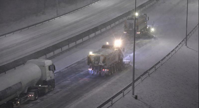 A legkevésbé okos kamionos nemcsak megelőzte a hókotrót az autópályán, de neki is ment