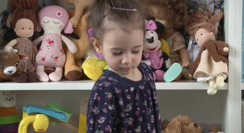 A csigákat akarta megnézni, majdnem medencébe fulladt a két és fél éves kislány