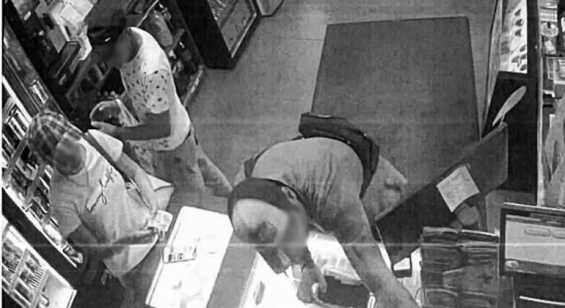 Készpénzt loptak egy dohányboltból Győrben - Őket keresi a rendőrség