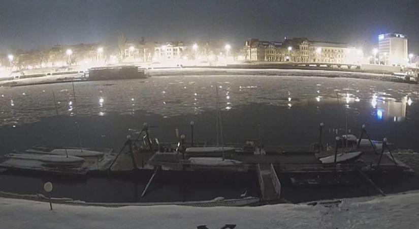 Hatalmas jégmező borította be a Tiszát – videón a látványos befagyás
