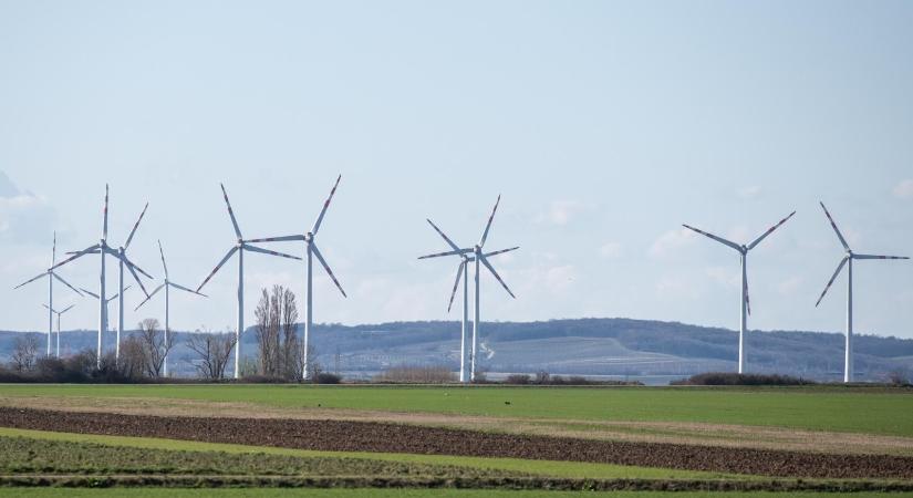 Szélcsend: az Orbán-kormány indokolatlanul fosztja meg Magyarország 95 százalékát a szélerőmű-telepítések lehetőségétől