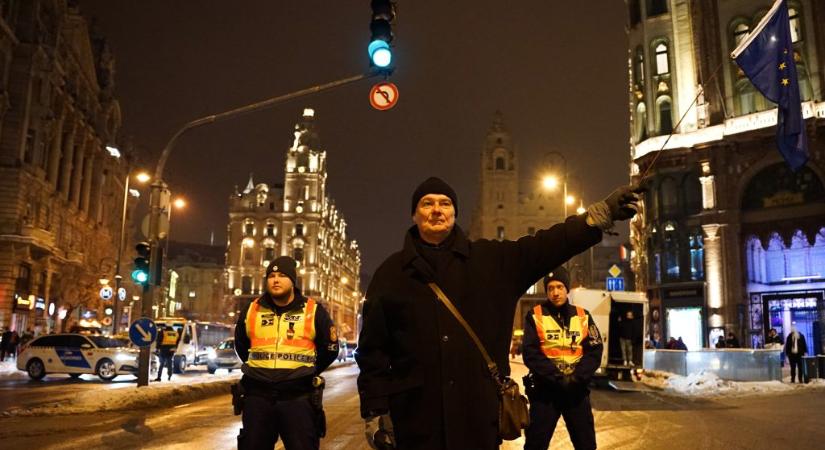 Így tüntettek Hadházy Ákosék zebrás lufival a metsző hidegben – galéria