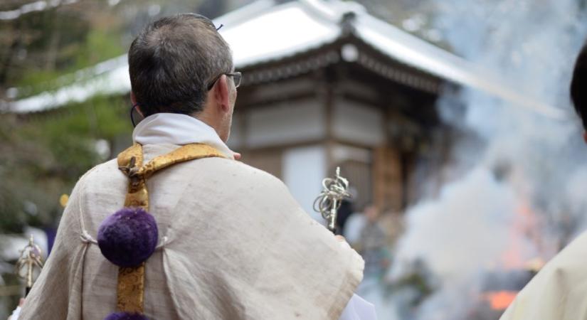 Gyászszertartást tart egy japán rovarirtógyár a tesztelés során elpusztult rovarok emlékére